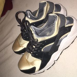 Gold and dark grey Harachies